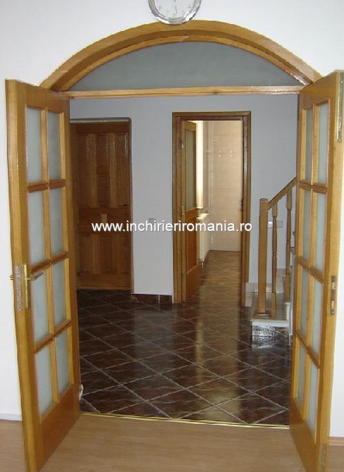 INCHIRIEZ VILA ZONA RAZOARE, 250 mp, 8 camere	